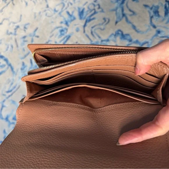 Tory Burch Miller Tan Pebbled Leather Wallet with Gold Hardware - Picture 5 of 6